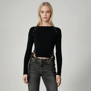 Czarny sweter z metalowymi oczkami i wiązaniami House