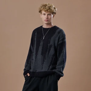 Czarny sweter z okrągłym dekoltem w nieregularnym motywem House