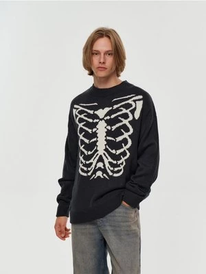 Czarny sweter ze szkieletem klatki piersiowej House