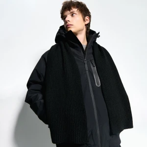 Czarny szalik w prążki z ozdobną metką House