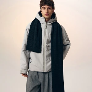 Czarny szalik z niewielką metką House