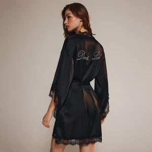 Czarny szlafrok z koronką i napisem "Don't Look" House x Klaudia Sadownik