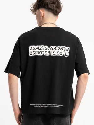 Czarny t-shirt boxy z autorską grafiką z tyłu Reporter Young
