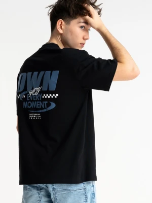 Czarny t-shirt LOOSE z autorską grafiką z przodu Reporter