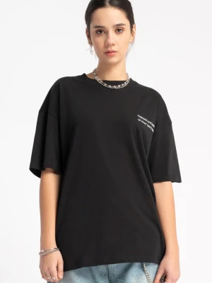 Czarny t-shirt z autorską grafiką w kontrastowym kolorze z tyłu Reporter