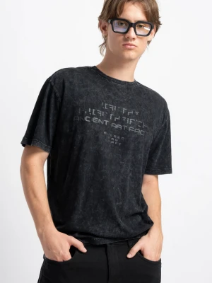 Czarny t-shirt z efektem Acid Wash z nadrukiem z przodu Reporter Young