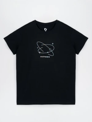 Czarny t-shirt z hologramowym nadrukiem na wysokości piersi