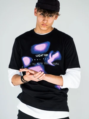 Czarny t-shirt z kolorową grafiką z przodu Reporter