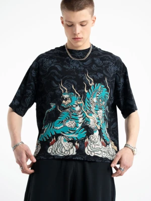 Czarny t-shirt z kolorowym nadrukiem na całości Reporter