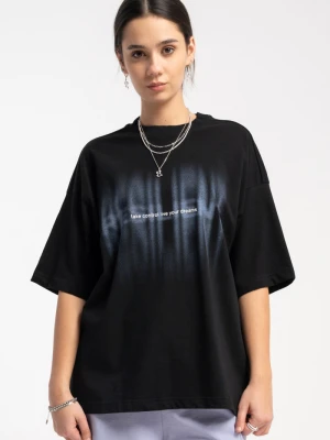 Czarny t-shirt z kolorowym nadrukiem na wysokości piersi Reporter