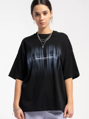 Czarny t-shirt z kolorowym nadrukiem na wysokości piersi Reporter Young