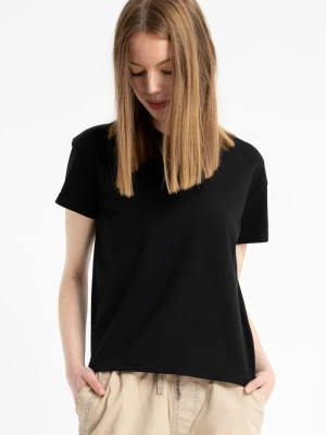 Czarny t-shirt z minimalistyczną naszywką z przodu Reporter