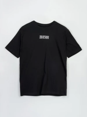 Czarny t-shirt z minimalistycznym nadrukiem z przodu
