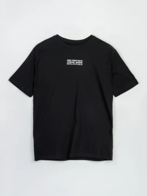 Czarny t-shirt z minimalistycznym nadrukiem z przodu Reporter