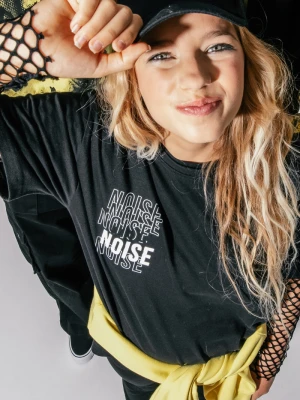 Czarny T-shirt z nadrukami z przodu i na plecach Reporter Young