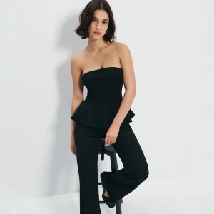 Czarny top bandeau z baskinką i zapięciem House