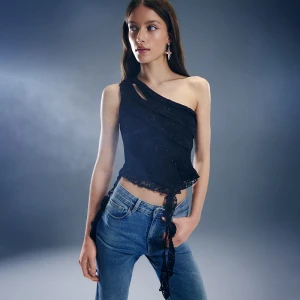 Czarny top na jedno ramię z koronkowymi falbankami House