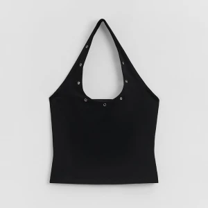 Czarny top z otwartymi plecami i metalowymi oczkami House