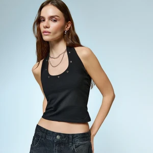 Czarny top z otwartymi plecami i metalowymi oczkami House