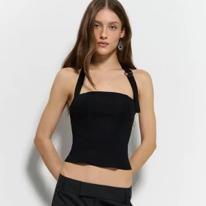 Czarny top z otwartymi plecami i regulacją House