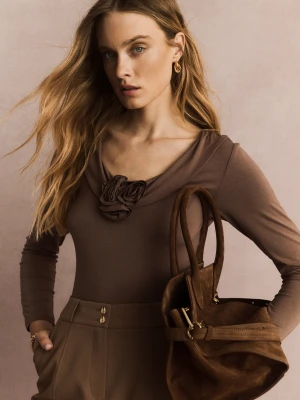 Czekoladowa bluzka z dekoltem i różą TARANKO