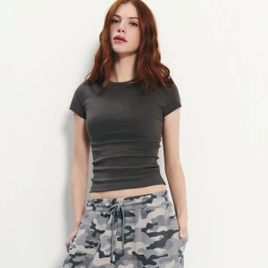 Czekoladowa dopasowana koszulka basic House