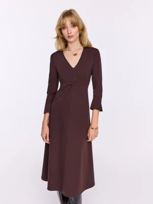 Czekoladowa sukienka midi z dekoltem w serek TARANKO