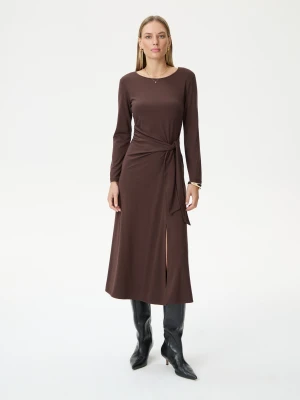 Czekoladowa sukienka midi z ozdobnym wiązaniem TARANKO
