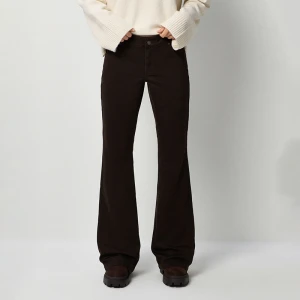 Czekoladowe gładkie spodnie dzwony z niskim stanem House