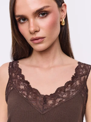 Czekoladowy top z koronkowym detalem TARANKO