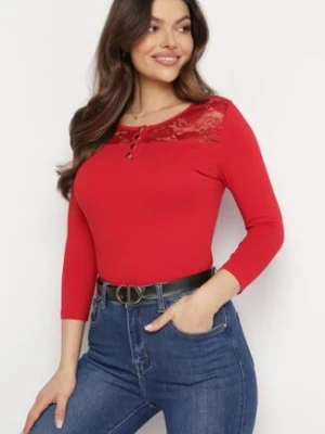 Czerwona Bawełniana Bluzka z Ozdobnymi Napami i Wstawką z Koronki Betolia las garras