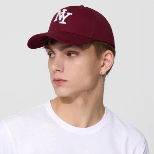 Czerwona czapka z daszkiem i haftem NY House