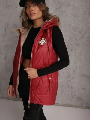 Czerwona Długa Kamizelka Pikowana z Nieodpinanym Kapturem Ozdobiona Naszywką Kasseda