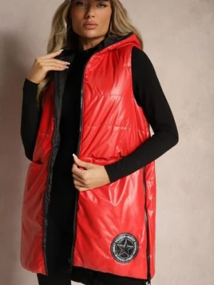 Czerwona Długa Kamizelka z Naszywką i Kapturem Wykończona Napami Nevellitae swest