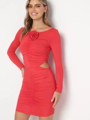 Czerwona Dopasowana Sukienka Mini z Kwiatkiem i Wycięciami Gradutta lovery