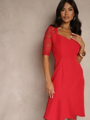 Czerwona Dopasowana Sukienka Vices o Asymetrycznym Fasonie Zdobiona Koronką Natileira