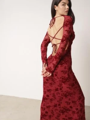 Czerwona Dopasowana Sukienka VICES z Odkrytymi Plecami Ozdobiona Tiulową Koronką Ravita