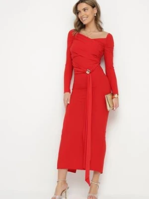 Czerwona Dopasowana Sukienka z Ozdobnym Marszczeniem Trenem i Rozcięciem Alutria allyson