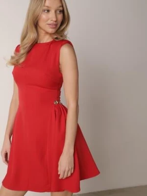 Czerwona Elegancka Sukienka Bez Rękawów Zdobiona Przypinkami w Talii Rhaegina allyson