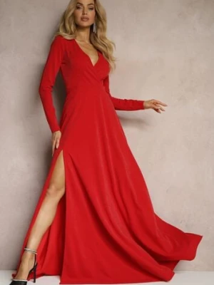 Czerwona Kopertowa Sukienka o Rozkloszowanym Kroju z Rozcięciem i Metalicznymi Przeszyciami Emiraia messaya