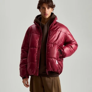 Czerwona kurtka puffer o skróconym kroju z błyszczącego materiału House