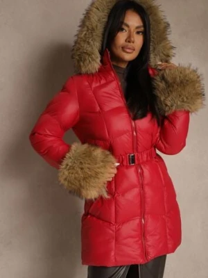 Czerwona Kurtka z Pikowanymi Przeszyciami Kapturem i Futrzanymi Wstawkami Olerrea j.style