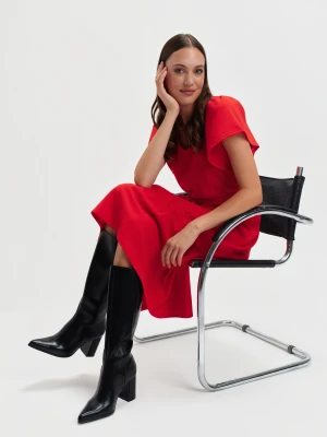 Czerwona midi sukienka z wiązaniem w talii