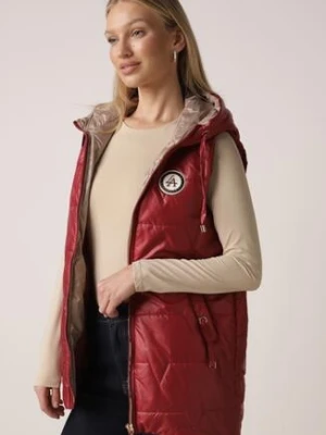 Czerwona Pikowana Kamizelka o Długim Kroju z Nieodpinanym Kapturem i Aplikacją Koretes