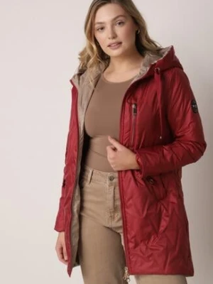 Czerwona Pikowana Kurtka Przejściowa Parka z Kapturem o Długim Kroju z Ozdobą Isaline