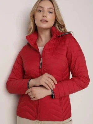 Czerwona Pikowana Kurtka Przejściowa z Ozdobną Lamówką przy Kapturze Tidorna mhm