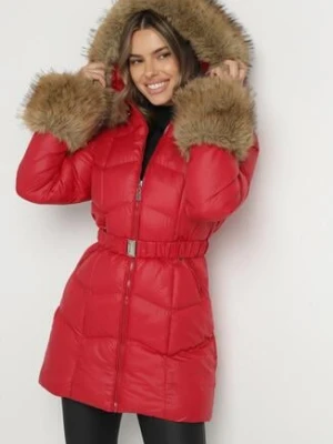 Czerwona Pikowana Kurtka z Paskiem i Kapturem Zdobiona Futerkiem Olunelia j.style