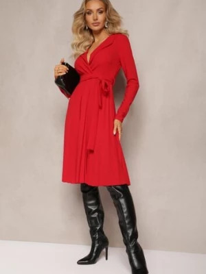 Czerwona Plisowana Midi Sukienka z Kopertowym Dekoltem i Paskiem Materiałowym w Talii Keviana