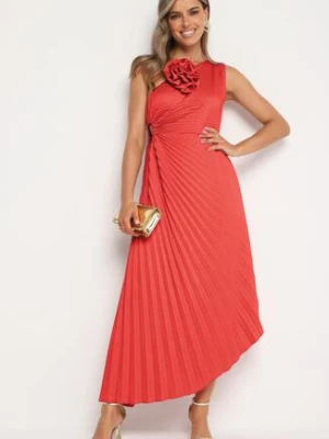 Czerwona Plisowana Sukienka o Asymetrycznym Kroju z Wycięciem i Broszką w Kształcie Kwiatu Lavimas lovery