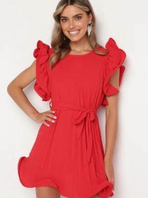 Czerwona Plisowana Sukienka z Materiałowym Paskiem w Talii i Ozdobnymi Falbankami Christi
